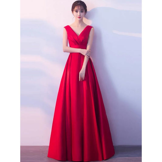 Aラインドレス (着丈 サイズオーダー可能) オーダーメイド ロングドレス ノースリーブドレス レッドドレス サテン ドレープ ウエストマーク 上質素材 高級感 気品 透明感 大人の余裕 静かな美しさ 高層ホテル 窓辺 シティビュー サンセット ゴールデンアワー ラグジュアリー 光演出 立体シルエット 美脚効果 体型補正 フォーマル 披露宴 晩餐会 特別な夜 (レッド)