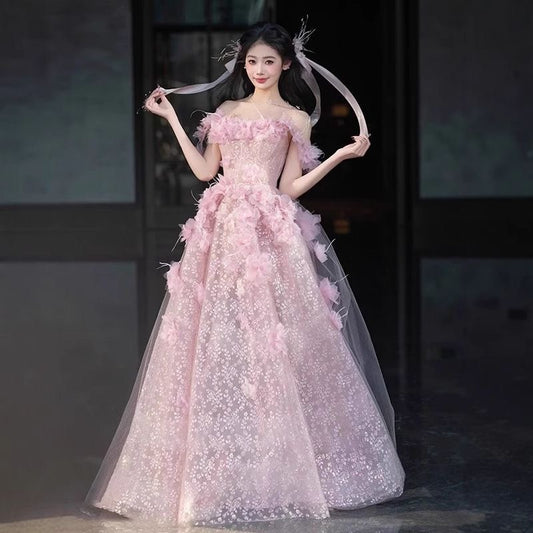 Celina Rosanique アルカドレス オーダーメイド (着丈 サイズオーダー可能) ロングドレス ピンクドレス オフショルダードレス フローラル刺繍ドレス ボリュームドレス チュールドレス パーティードレス 結婚式 ワンピース ロング丈 袖あり レース 体型カバー お呼ばれ 二次会 披露宴 20代 30代 40代 大きいサイズ 室内撮影シーン リボン演出 写真映え 主役級オーラ