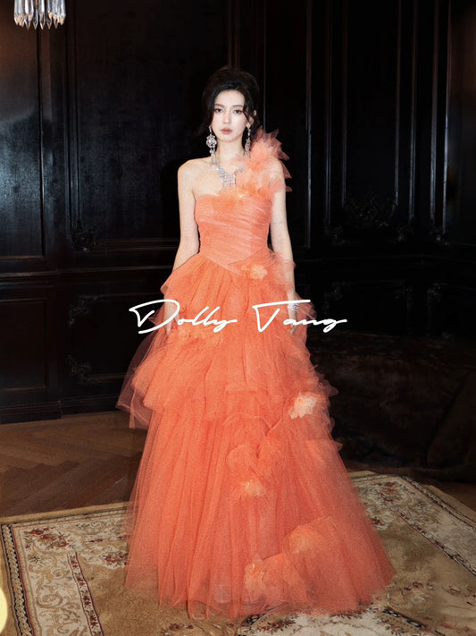 Anabel ボリュームドレス オーダーメイド (着丈 サイズオーダー可能) ロングドレス オレンジドレス チュールフリルドレス ワンショルダードレス パーティードレス 結婚式 ワンピース ロング丈 袖あり レース 体型カバー お呼ばれ 二次会 披露宴 20代 30代 40代 大きいサイズ 立体花モチーフ ランウェイ級存在感 華やかティアード 体型補整 ステージドレス 高級感あふれる演出 (オレンジ)XS S M L XL XXL XXXL