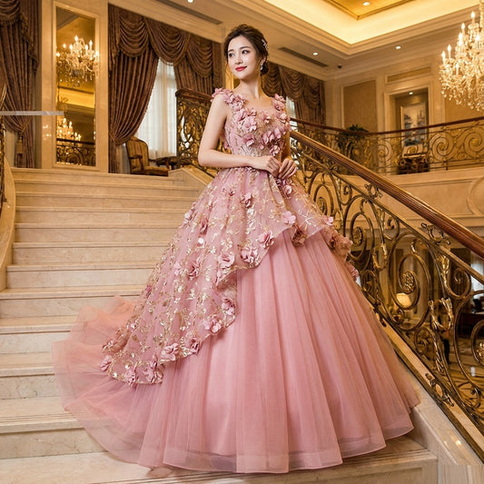 almudena Aラインドレス (着丈 サイズオーダー可能) ロングドレス ノースリーブドレス オーダーメイド 高級ドレス パーティードレス 演奏会ドレス 結婚式ドレス フォーマル 楽天人気 フラワードレス 立体花装飾 レース チュール 透明感 上質感 気品 ロイヤルエレガンス 大人女性 宮殿階段 ゴールド照明 視線集中 主役級存在感 特別な夜 写真映え 美しさ最大化 (ピンク)