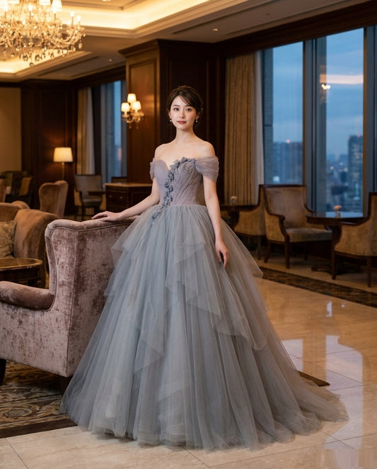 Naia (着丈 サイズオーダー可能) Aラインドレス ロングドレス オーダーメイド 高級ドレス パーティードレス フォーマルドレス チュールドレス ノースリーブドレス 演奏会ドレス 晩餐会 ホテルラウンジ 夜景映え シルバーグレー 透明感発光 繊細ラメ 上質シアー素材 ボリュームシルエット 体型美補正 大人の余裕 気品ある佇まい 静かな美しさ 主役級存在感 日本人女性向け(グレー)