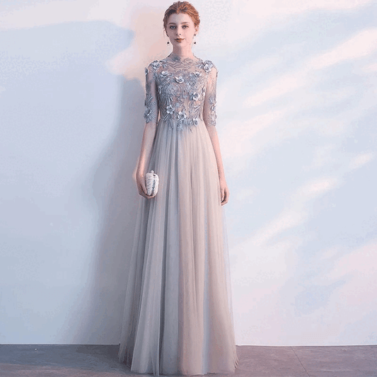 a1314 (着丈 サイズオーダー可能) Aラインドレス ロングドレス オーダーメイド 水色 ノースリーブ シフォン素材 エアリー 揺れ感 縦ライン美 細見えシルエット 透明感 気品 清楚 大人女性 静かな美しさ モデル佇まい 自然光 スタジオ空間 特別な一日 フォーマル パーティー 発表会 上質ラグジュアリードレス (グレー)XS S M L XL XXL XXXL