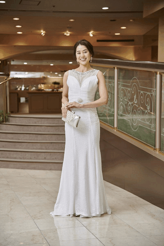 n20012 (着丈 サイズオーダー可能) ロングドレス Aラインドレス ノースリーブドレス オーダーメイド 高級 ホワイト レース シフォン 透け感 立体裁断 縦ライン強調 清楚 気品 静かな美しさ ホテル階段 シャンデリア光 花嫁前撮り 二次会 パーティー 日本人女性 洗練された佇まい (ホワイト)XS S M L XL XXL XXXL