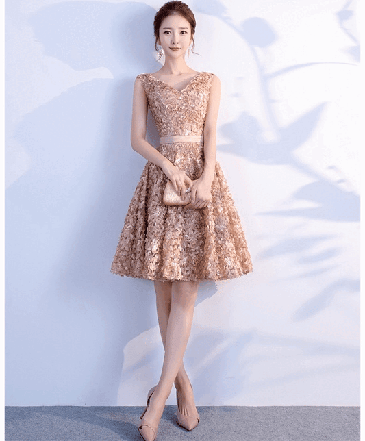 9034 (着丈 サイズオーダー可能) オーダーメイド ミニドレス ショートドレス ノースリーブドレス ビジュードレス フォーマルドレス 上質素材 シャンパンカラー 繊細装飾 グランドホール 大階段演出 シャンデリア光 縦ライン 美脚効果 気品 透明感 大人女性 正装 結婚式二次会 パーティー レセプション 高級感 日本人女性向け (ベージュ)XS S M L XL XXL XXXL
