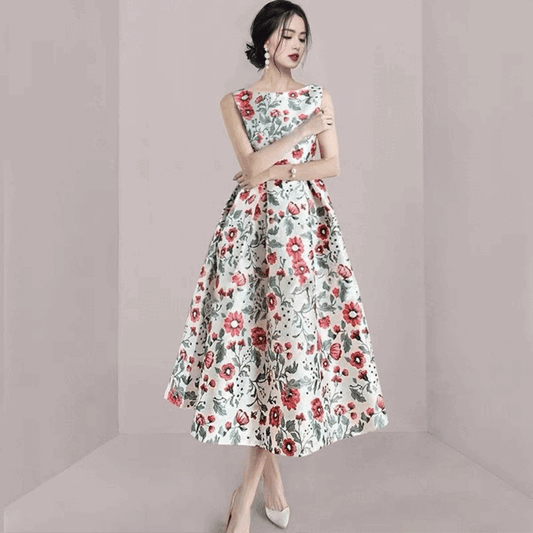 3-77f4 ロングドレス (着丈 サイズオーダー可能) オーダーメイド Aラインドレス ノースリーブドレス フラワードレス ボタニカルプリント ホワイトドレス マルチカラー サテン素材 ウエスト切替 フレアシルエット ホテルロビー シャンデリア光 華やか 気品 大人女性 美シルエット 高級感 特別な一日 結婚式 二次会 演奏会 パーティー フォーマル 日本人女性 (ホワイト)XS S M L XL XXL XXXL