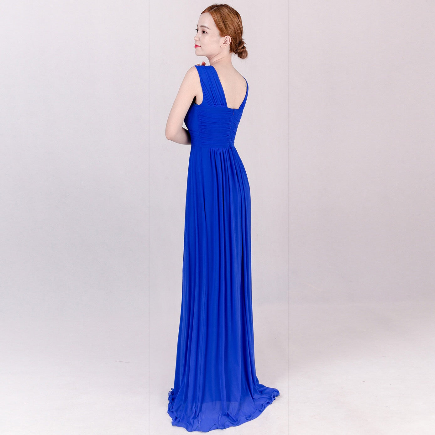 ashlyn Aラインドレス (着丈 サイズオーダー可能) オーダーメイド ロングドレス ノースリーブドレス ブルードレス ロイヤルブルー サテン ドレープ 上質素材 高級感 気品 透明感 大人の余裕 静かな美しさ 高層ホテル 窓辺 シティビュー 夕景 ゴールデンアワー ラグジュアリー 光演出 立体シルエット 美脚効果 体型補正 フォーマル 晩餐会 特別な夜 (ブルー)XS S M L XL XXL XXXL