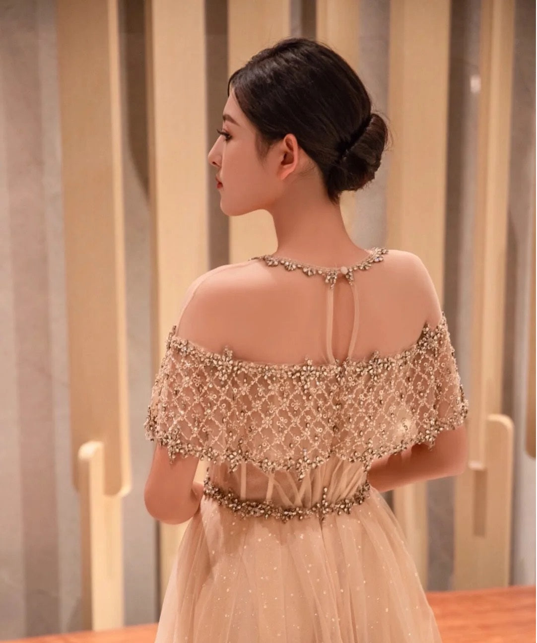 berta (着丈 サイズオーダー可能) オーダーメイド Aラインドレス ロングドレス レースドレス ノースリーブドレス ピンクドレス フォーマルドレス 上質素材 繊細レース エアリーチュール シャンパンピンク クラシックホテル 大階段演出 自然光 透明感 気品 美シルエット 大人女性 正装 結婚式 披露宴 演奏会 晩餐会 パーティー 高級感 日本人女性向け(ゴールド)XS S M L XL XXL XXXL