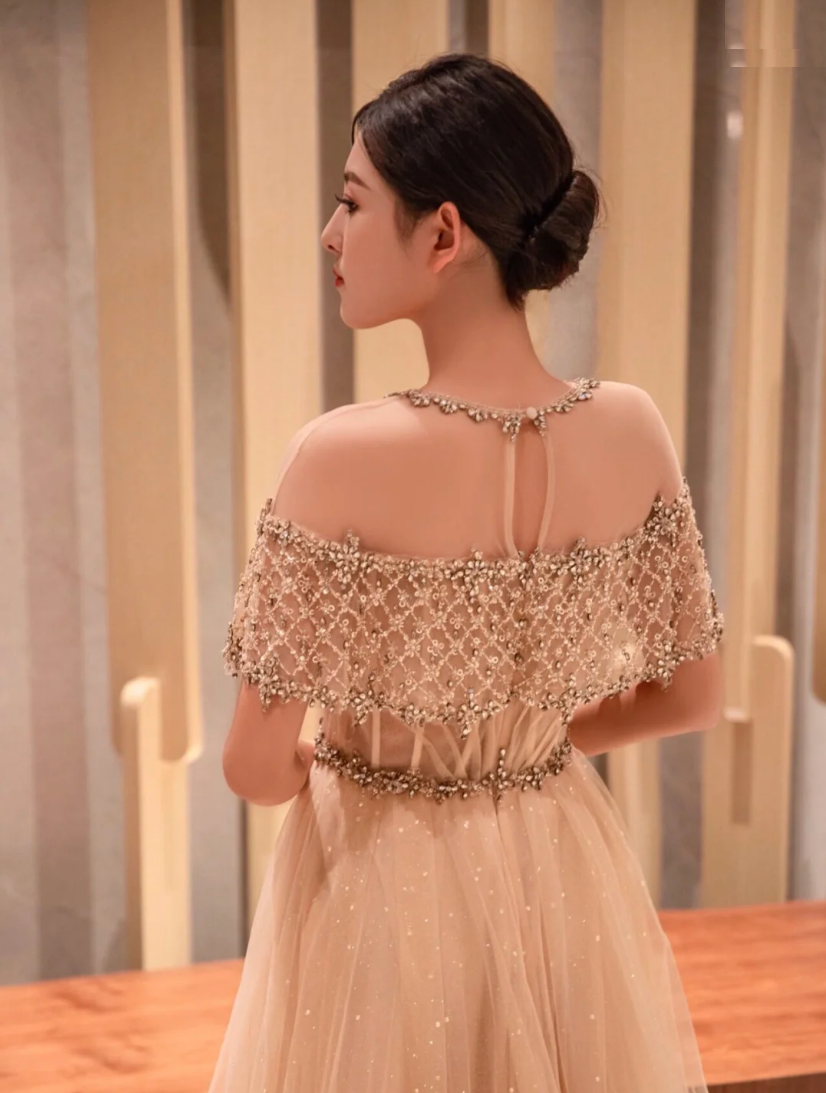 barbora (着丈 サイズオーダー可能) オーダーメイド マーメイドドレス ロングドレス ノースリーブドレス レースドレス ベージュドレス フォーマルドレス 上質素材 繊細レース ロングトレーン クラシックホテル 客室空間 窓際光 縦ライン 曲線美 気品 透明感 大人女性 正装 結婚式 演奏会 晩餐会 パーティー 高級感 日本人女性向け (ベージュ)XS S M L XL XXL XXXL