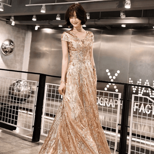 raita (着丈 サイズオーダー可能) ロングドレス Aラインドレス スパンコールドレス オーダーメイド イブニングドレス パーティードレス フォーマルドレス ホテルウエディング ゴールドドレス ビジュー 煌めき 繊細刺繍 上質素材 美シルエット 縦ライン強調 大人女性 気品 高級感 優雅 洗練 階段ポージング 夕陽 差し込む光 特別な夜 主役級 存在感 写真映え (ゴールド)XS S M L XL XXL XXXL