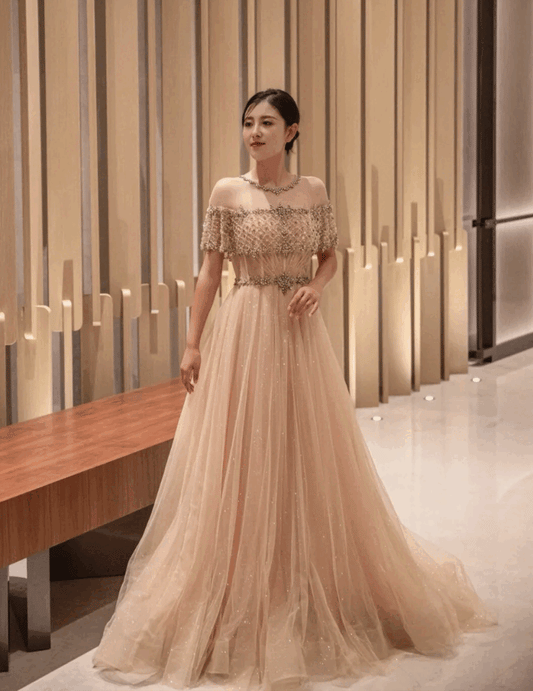 berta (着丈 サイズオーダー可能) オーダーメイド Aラインドレス ロングドレス レースドレス ノースリーブドレス ピンクドレス フォーマルドレス 上質素材 繊細レース エアリーチュール シャンパンピンク クラシックホテル 大階段演出 自然光 透明感 気品 美シルエット 大人女性 正装 結婚式 披露宴 演奏会 晩餐会 パーティー 高級感 日本人女性向け(ゴールド)XS S M L XL XXL XXXL