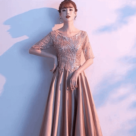 tilda Aラインドレス (着丈 サイズオーダー可能) オーダーメイド ロングドレス レース刺繍ドレス 半袖ドレス サテンドレス 上質素材 高級感 ラグジュアリー 体型補整 美シルエット フォーマルドレス ホテルディナー 演奏会 結婚式 特別な夜 優雅な佇まい 上品エレガンス (ゴールド)XS S M L XL XXL XXXL