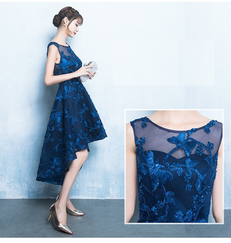 lenain (着丈 サイズオーダー可能) Aラインドレス フィッシュテールドレス ブルードレス オーダーメイド パーティードレス フォーマルドレス イブニングドレス レースドレス ミモレ丈 ハイロードレス ノースリーブ アシンメトリー 上質レース 立体裁断 美脚見せ 大人女性 気品 知的 高級感 洗練 階段ポージング 夜のホテル 照明光 特別な夜 主役級 存在感 写真映え (ブルー)