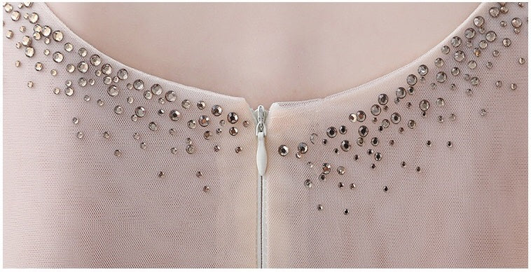 alla (着丈 サイズオーダー可能) フリンジドレス ノースリーブドレス オーダーメイド ベージュ シャンパンカラー ミニ丈 ミディ丈 フェザー調装飾 立体フリンジ 揺れ感 軽やか 細見えシルエット 透明感 可憐 大人フェミニン モデル佇まい スタジオ光 特別な時間 パーティー セミフォーマル 上質ラグジュアリードレス (ベージュ)XS S M L XL XXL XXXL