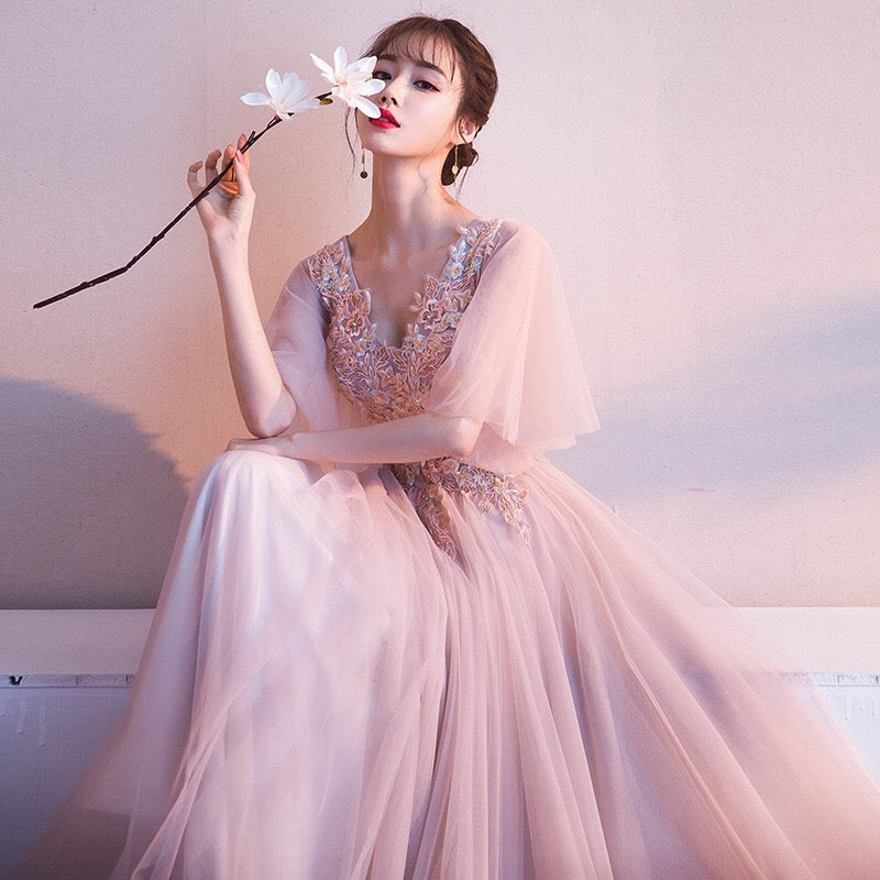 roine (着丈 サイズオーダー可能) オーダーメイド Aラインドレス ロングドレス ノースリーブドレス ピンクドレス チュールドレス レースドレス フォーマルドレス 高級ドレス 上質素材 透明感 可憐 気品 大人女性 美シルエット 体型補整 柔光 スタジオ空間 優美な佇まい 結婚式 二次会 演奏会 特別な夜 ラグジュアリー (ピンク)XS S M L XL XXL XXXL