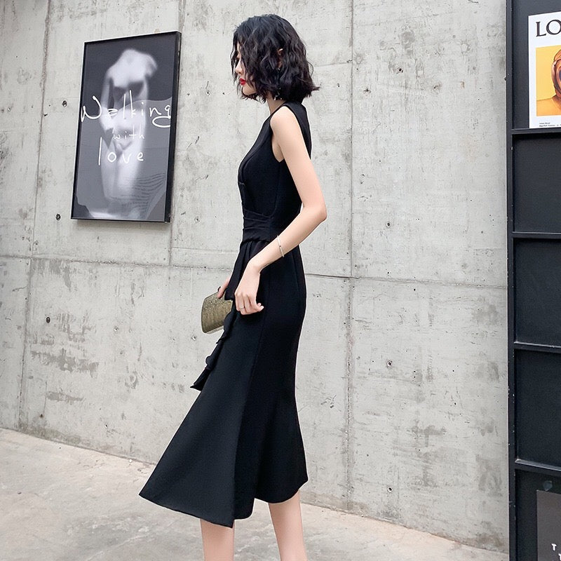 renatar ミディドレス (着丈 サイズオーダー可能) オーダーメイド ブラックドレス ノースリーブドレス フレアシルエット ティアードスカート サテン 上質素材 高級感 気品 洗練 大人の余裕 静かな美しさ クラシックホテル ロビー シャンデリア 暖色照明 ラグジュアリー 立体シルエット 美脚効果 体型補正 フォーマル ディナー パーティー 特別な夜 (ブラック)XS S M L XL XXL XXXL