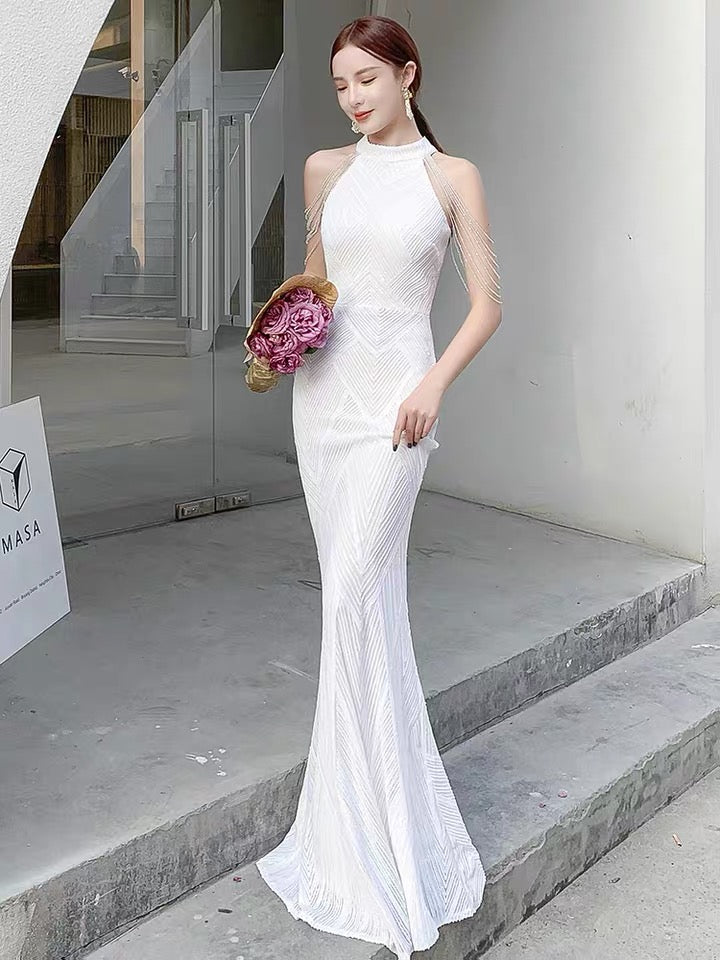 結婚式ドレスは披露宴にも、Aラインのミモレ丈レースで上品に