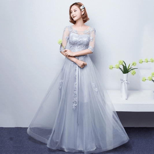 Artaud (着丈 サイズオーダー可能) ロングドレス Aラインドレス チュールドレス オーダーメイド イブニングドレス フォーマルドレス パーティードレス ノースリーブ 透け感 チュールレイヤード 繊細素材 軽やか 美シルエット 縦ライン強調 大人女性 気品 透明感 高級感 洗練 大階段ポージング クラシックホテル 窓越し光 夕暮れ 特別な夜 主役級 存在感 写真映え (シルバー)XS S M L XL XXL XXXL