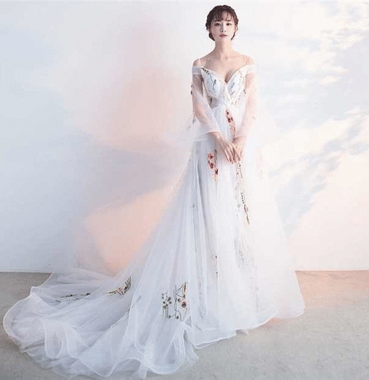 dussolier (着丈 サイズオーダー可能) オーダーメイド Aラインドレス ロングドレス レースドレス ノースリーブドレス 水色ドレス フォーマルドレス 上質素材 繊細レース ペールブルー エアリーシルエット 流れるトレーン 柔光ライティング 透明感 気品 清楚 大人女性 正装 結婚式 披露宴 演奏会 晩餐会 パーティー 高級感 日本人女性向け (ホワイト)XS S M L XL XXL XXXL