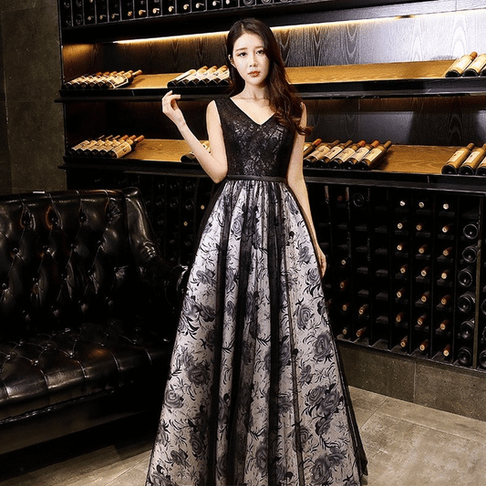 Emma (着丈 サイズオーダー可能) ロングドレス Aラインドレス ノースリーブドレス オーダーメイド 高級ドレス ラグジュアリー フォーマル イブニング バックレスドレス ジャカード 織柄 花柄 立体テクスチャ 透明感 日本人女性 美背中 美シルエット 体型カバー 縦ライン 強調 気品 大人の余裕 洗練 ホテル最上階 夜景ライティング 窓辺ポージング 都会的 写真映え 主役級 特別な夜 楽天人気 検索上位 上質志向 (ブラック)XS S M L XL XXL XXXL