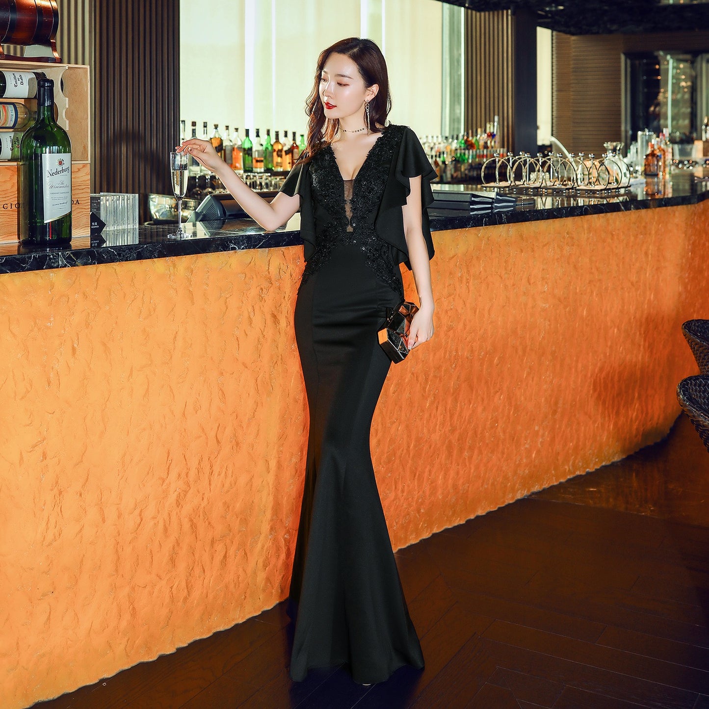 2-carino (着丈 サイズオーダー可能) オーダーメイド マーメイドドレス ロングドレス レッドドレス ノースリーブドレス フォーマルドレス 上質素材 ディープレッド 縦ライン強調 美シルエット クラシックホテル 大階段 赤絨毯 シャンデリア光 気品 色香 大人女性 正装 結婚式 披露宴 演奏会 晩餐会 パーティー 高級感 日本人女性向け （レッド）XS S M L XL XXL XXXL