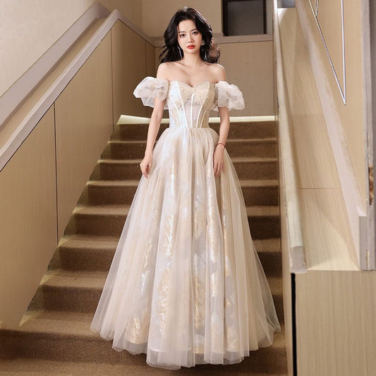 Carmen プリンセスライン オーダーメイド 着丈 サイズオーダー可能 ロングドレス ベージュドレス オフショルダードレス チュールレイヤー パーティードレス 結婚式 ワンピース ロング丈 袖あり レース 体型カバー お呼ばれ 二次会 披露宴 20代 30代 40代 大きいサイズ 花柄刺繍 ビジュー装飾 背中ファスナー シースルーパフスリーブ 写真映え ホテルディナー 誕生日会 演奏会 ロマンティック 静かな美しさ 夢のような瞬間 高貴な存在感 高級感（ベージュ）XS S M L XL XXL XXXL