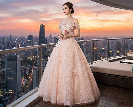 Miguel Aラインドレス (着丈 サイズオーダー可能) ロングドレス オーダーメイド ノースリーブドレス レース ビジュー 刺繍 チュール 上質素材 高級ドレス パーティードレス 演奏会 結婚式 二次会 披露宴 ホテルウエディング 夕陽 夜景 バルコニー シティビュー 気品 透明感 大人の余裕 日本人女性 体型美 シルエット美 特別な夜 主役級ドレス（アプリコット）