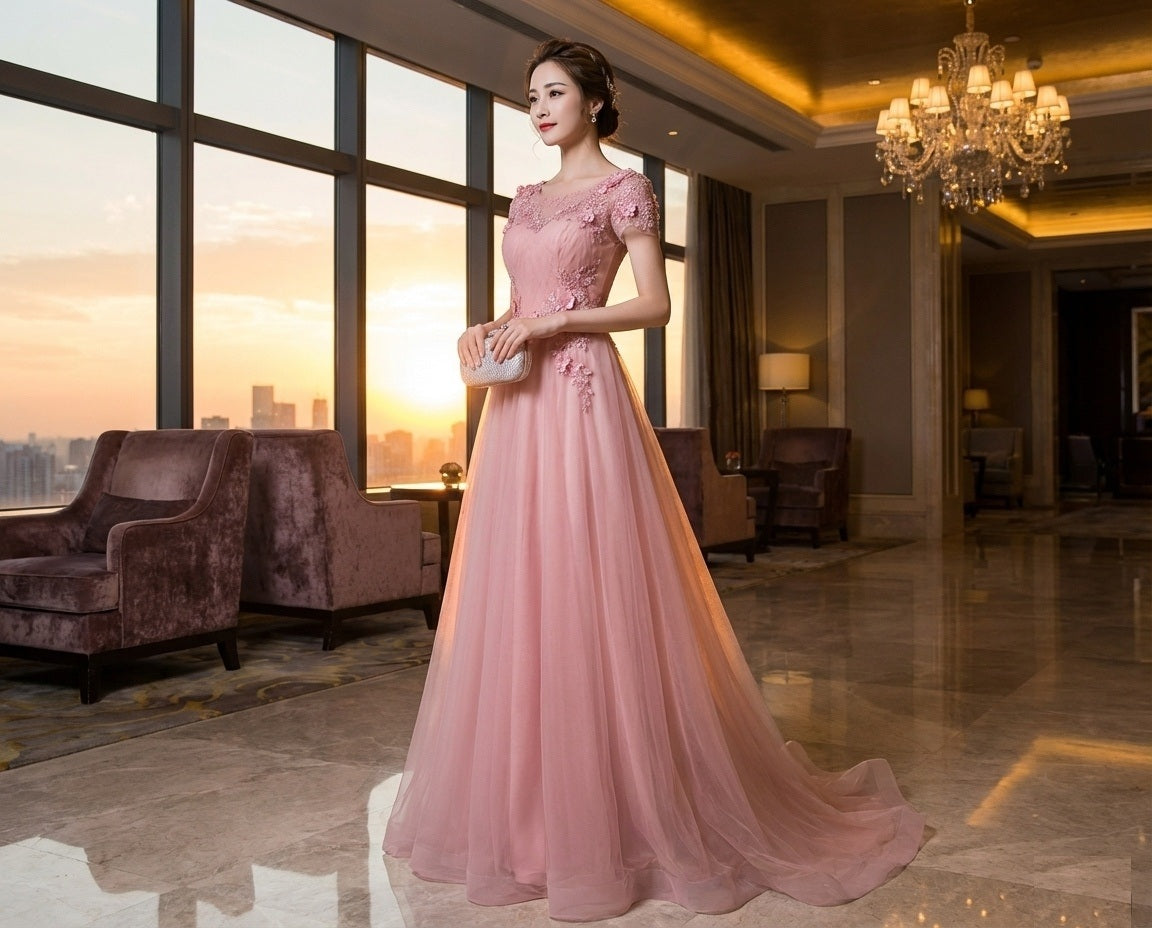 anezka (着丈 サイズオーダー可能) Aラインドレス ロングドレス オーダーメイド ピンク ダスティピンク オフショルダー チュールドレス 多層レイヤード 揺れ感 縦ライン美 細見えシルエット 透明感 気品 ロマンティック 大人フェミニン モデル佇まい ホテルラウンジ 夕景ゴールデンライト 特別な夜 フォーマル パーティー ラグジュアリードレス （ピンク）