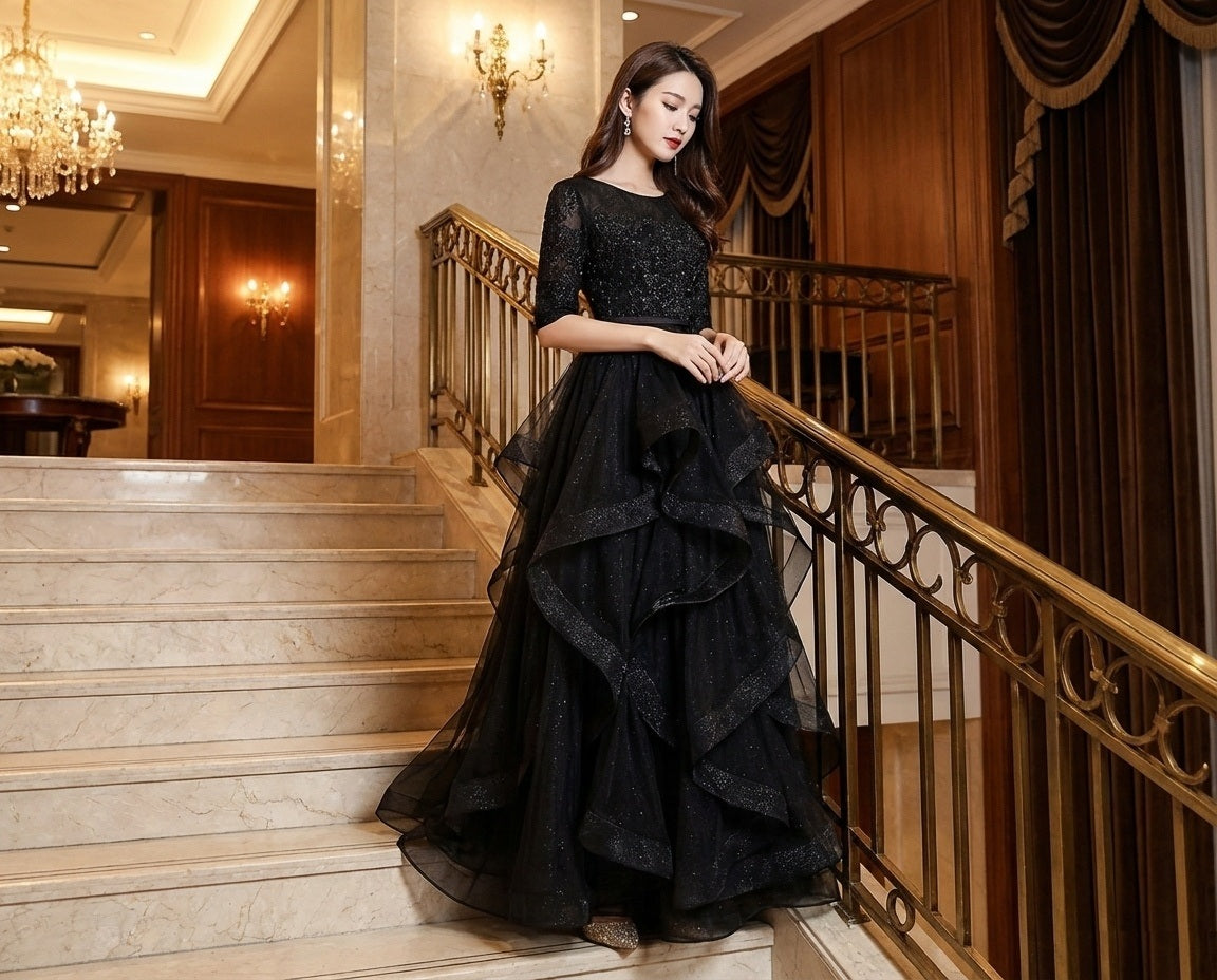 Rauni Aラインドレス (着丈 サイズオーダー可能) ロングドレス オフショルダードレス オーダーメイド 高級ドレス ラグジュアリードレス フォーマルドレス パーティードレス イブニングドレス ブラック 黒 チュール シフォン レース調 透け感素材 軽やかドレープ 美シルエット 大人エレガンス 気品 ロマンティック 静かな色気 ホテル階段 シャンデリア 夜の光 特別な夜 主役級 楽天人気 写真映え （ブラック）