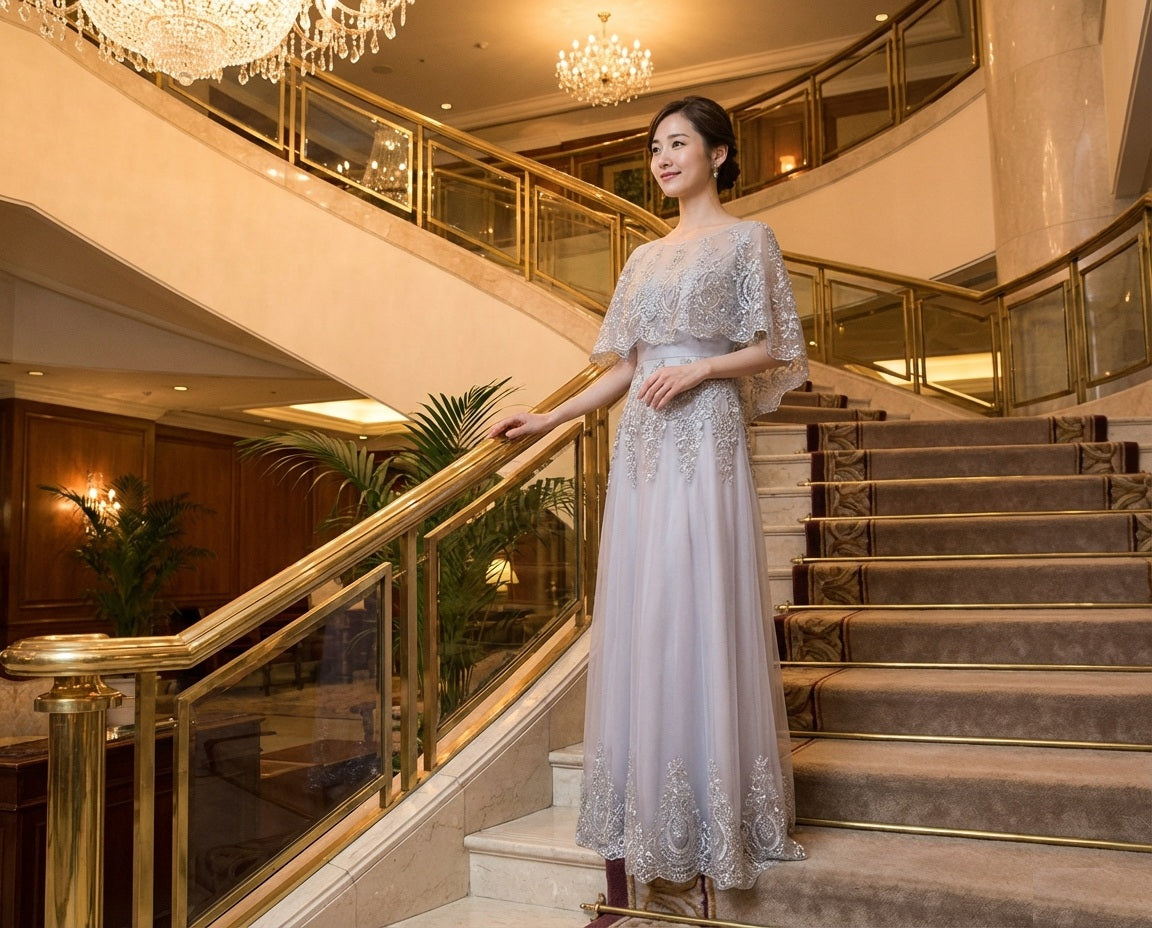 gervais ロングドレス (着丈 サイズオーダー可能) Aラインドレス オーダーメイド 高級ドレス シフォン サテン 落ち感素材 ノースリーブ ケープ風デザイン 縦ライン美シルエット 透明感 気品 ミニマルラグジュアリー 大人女性 ホテル階段 ゴールド手摺 ライティング美 夜の余韻 特別な時間 フォーマル パーティー 日本人女性向け（グレー）XS S M L XL XXL XXXL