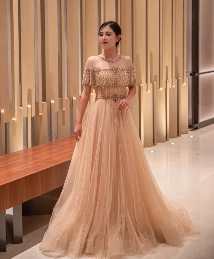結婚式ドレスはAライン×ミモレ丈の刺繍で体型カバー、半袖で安心 結婚式ドレスはAライン×ミモレ丈の刺繍で体型カバー、半袖で安心